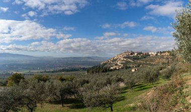 Umbria Bölgesi 'ndeki Trevi' nin İtalyan tepe köyü manzarası