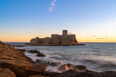 Le Castella, İtalya - 11 Aralık 2023: Gün batımında Isola di Capo Rizzuto 'daki Le Castella kalesinin manzarası