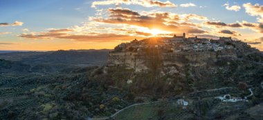 Santa Severina, İtalya - 6 Aralık 2023: Calabria 'daki tepedeki Santa Severina köyünün insansız hava aracı manzarası.