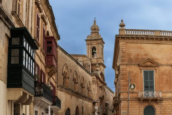 Mdina, Malta - 22 Aralık 2023: Mdina şehir merkezi ve Carmellite Manastırı 'nın çan kulesi