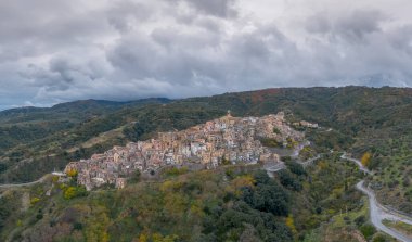 Badolato, İtalya - 15 Aralık 2023: Calabria 'daki Badolato dağ köyünün insansız hava aracı perspektifi