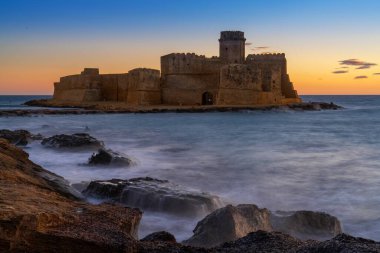 Le Castella, İtalya - 11 Aralık 2023: Gün batımında Isola di Capo Rizzuto 'daki Le Castella kalesinin manzarası
