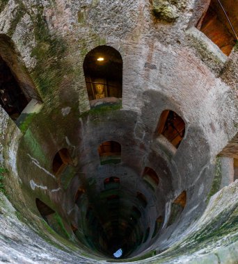 Orvieto, İtalya - 18 Kasım 2023: Orvieto şehir merkezindeki St. Patrick Kuyusu manzarası