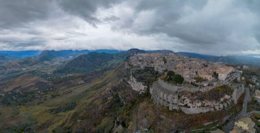 Gerace, İtalya - 15 Aralık 2023: Calabria 'daki Gerace dağ köyünün insansız hava aracı perspektifi