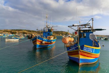 Marsaxlokk, Malta - 22 Aralık 2023: Malta 'nın güneydoğusunda Marsaxlokk limanında renkli balıkçı tekneleri