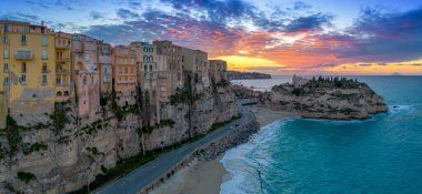 Tropea, İtalya - 16 Aralık 2023: Rotonda Sahili 'nin panorama manzarası ve Calabria' nın renkli eski Tropea kasabası Rotonda Sahili 'nin günbatımında ve Calabria' nın renkli eski Tropea kasabası