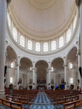 Xewkija, Malta - 20 Aralık 2023: Malta 'daki Gozo Adası' ndaki Xewkija Kilisesi 'nin merkez nave kubbesinin iç manzarası