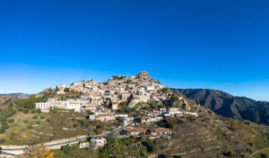 Bova, İtalya - 16 Aralık 2023: Calabria 'daki Bova Dağı' nın insansız hava aracı perspektifi