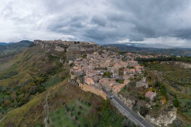 Gerace, İtalya - 15 Aralık 2023: Calabria 'daki Gerace dağ köyünün insansız hava aracı perspektifi