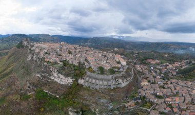 Gerace, İtalya - 15 Aralık 2023: Calabria 'daki Gerace dağ köyünün insansız hava aracı perspektifi