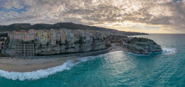 Tropea, İtalya - 16 Aralık 2023: Rotonda Sahili ve Calabria 'daki renkli eski Tropea kasabası