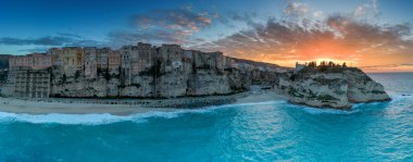 Tropea, İtalya - 16 Aralık 2023: Rotonda Sahili manzarası ve Calabria 'nın renkli eski Tropea kasabası gün batımında