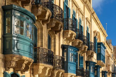 Valletta, Malta - 23 Aralık 2023: Malta Valletta şehir merkezinde tipik renkli Gallarijas veya kapalı balkon manzarası