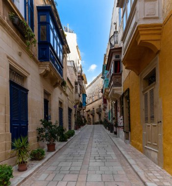 Valletta, Malta - 23 Aralık 2023: Birgu şehir merkezinde, Valletta 'nın Üç Şehri' nde huzurlu bir şehir caddesi.