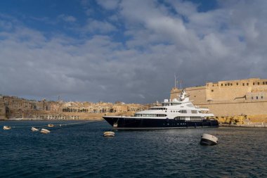 Valletta, Malta - 23 Aralık 2023: Samar 'ın Valletta Büyük Limanı' nda demirlediği lüks yatın manzarası