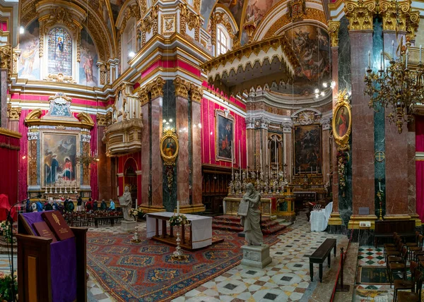 Mdina, Malta - 22 Aralık 2023: Mdina 'daki Metropolitan St. Paul Katedrali' nin merkez nave sunağı manzarası