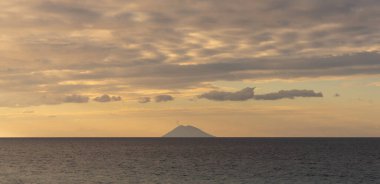 Günbatımında Stromboli volkanı adasının siluetiyle Calabria açıklarındaki Tyrhenian Denizi manzarası