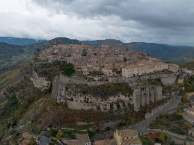 Gerace, İtalya - 15 Aralık 2023: Calabria 'daki Gerace dağ köyünün insansız hava aracı perspektifi