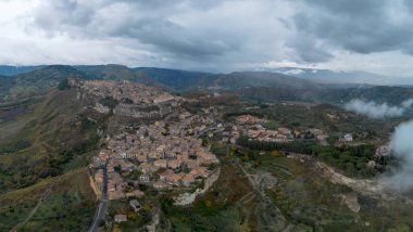 Gerace, İtalya - 15 Aralık 2023: Calabria 'daki Gerace dağ köyünün insansız hava aracı perspektifi