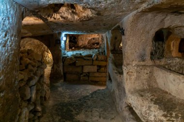 Rabat, Malta - 22 Aralık 2023: Rabat 'ın tarihi şehir merkezindeki St. Paul yeraltı mezarlarının detaylı görüntüsü