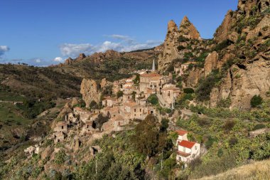 Pentedattilo, İtalya - 16 Aralık 2023: Calabria 'daki Aspromonte hayalet kasabasının manzarası