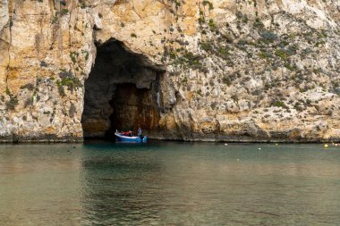 Dwejra, Malta - 19 Aralık 2023: Malta 'daki Gozo Adası' nda turist taşıyan balıkçı.