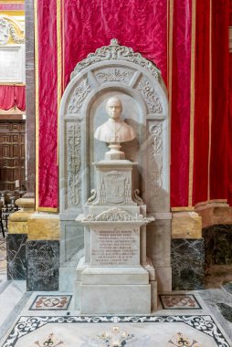 Mdina, Malta - 22 Aralık 2023: Mdina 'daki St. Paul Katedrali' ndeki başpiskopos heykeli ve anıtı