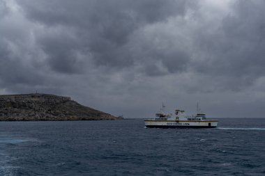 Mgarr, Malta - 18 Aralık 2023: Bulutlu bir günde Gozo Kanalı 'ndan Mgarr Limanı' na feribot.