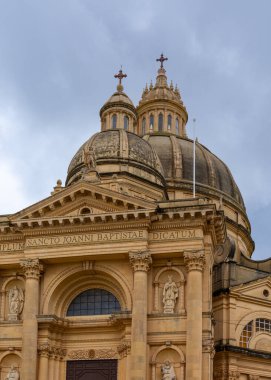Xewkija, Malta - 20 Aralık 2023: Malta 'daki Gozo Adası' ndaki Xewkija Kilisesi 'nin detaylı görünümü