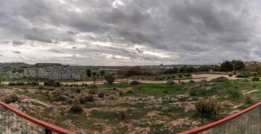 Xaghra, Malta - 20 Aralık 2023: Malta 'daki Gozo Adası' ndaki Neolitik Tapınak kalıntıları ve Ggantija parkı manzarası