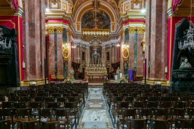 Mdina, Malta - 22 Aralık 2023: Mdina 'daki Metropolitan St. Paul Katedrali' nin merkez nave sunağı manzarası