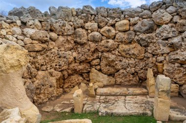 Xaghra, Malta - 20 Aralık 2023: Malta 'daki Gozo Adası' ndaki Ggantija 'nın neolitik tapınak kalıntılarının ayrıntılı görünümü