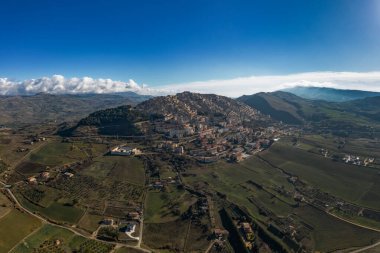 Sicilya 'nın merkezindeki Gangi tepesinin insansız hava aracı görüntüsü.,