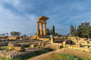 Agrigento, İtalya - 3 Ocak 2024: Dioskouroi Tapınağı ve Tapınaklar Vadisi 'ndeki Kronik Tanrılar Tapınağı