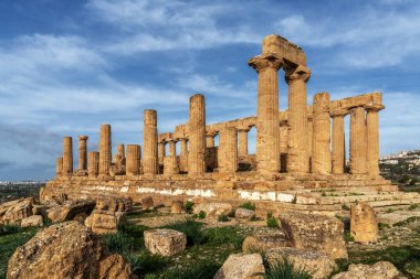 Agrigento, İtalya - 3 Ocak 2024: Agrigento yakınlarındaki Tapınak Tapınağı 'nın manzarası