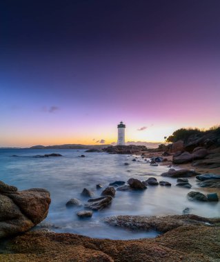 Güneş doğarken Sardunya 'nın Zümrüt Sahili' ndeki Punta Palau Deniz Feneri 'nin uzun pozlu görüntüsü