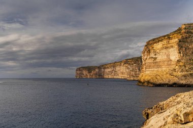 Malta 'daki Gozo Adası kıyısındaki Xildi Körfezi kayalıklarının manzarası.