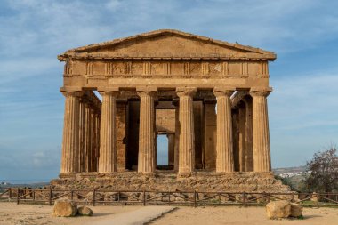 Agrigento, İtalya - 3 Ocak 2024: Tapınaklar Vadisi 'ndeki Konkordiya Tapınağı manzarası