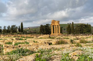 Agrigento, İtalya - 3 Ocak 2024: Dioskouroi Tapınağı ve Tapınaklar Vadisi 'ndeki Kronik Tanrılar Tapınağı