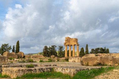 Agrigento, İtalya - 3 Ocak 2024: Dioskouroi Tapınağı ve Tapınaklar Vadisi 'ndeki Kronik Tanrılar Tapınağı