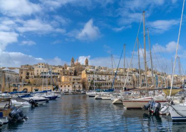 Valletta, Malta - 23 Aralık 2023: Birgu şehri ile Valletta Grand Harbor 'da birçok tekne