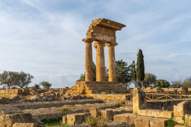 Agrigento, İtalya - 3 Ocak 2024: Dioskouroi Tapınağı ve Tapınaklar Vadisi 'ndeki Kronik Tanrılar Tapınağı