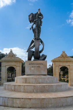Valletta, Malta - 23 Aralık 2023: Valletta şehir merkezindeki Malta Bağımsızlık Heykeli 'nin dikey yakın görüntüsü