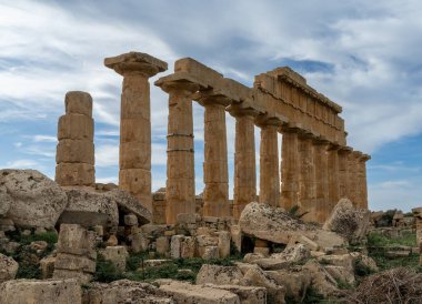 Castelvetrano, İtalya - 3 Ocak 2024: Sicilya, Selinunte 'deki C Tapınağı