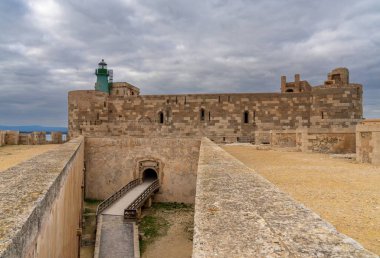 Syracuse, İtalya - 28 Aralık 2023: Siracusa 'daki Isola di Ortigia' daki Maniace Kalesi ve deniz feneri manzarası