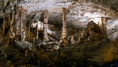 Porto Cristo, İspanya - 23 Ocak 2024: Mallorca 'nın doğusundaki Cuevas del Drach' ın içindeki kaya oluşumlarının panorama görüntüsü