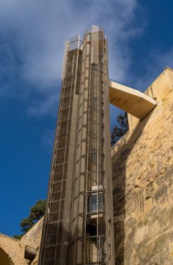 Valletta, Malta - 23 Aralık 2023: Valletta Büyük Limanı 'ndaki yüksek hızlı Barrakka asansörünün dikey görüntüsü