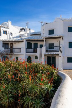 Binibeca Vell, İspanya - 24 Ocak 2024: Menorca 'daki Binibeca Vell' in pitoresk köyündeki tipik beyaz yıkanmış binalar