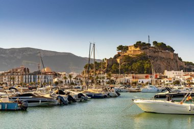 Denia, İspanya - 7 Şubat 2024: Denia 'nın eski şehir merkezindeki spor marinası, liman ve tarihi tepe şatosu manzarası