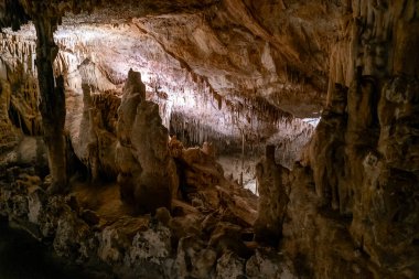 Porto Cristo, İspanya - 23 Ocak 2024: Mallorca 'nın doğusundaki Cuevas del Drach' ın içindeki kaya oluşumlarının görüntüsü